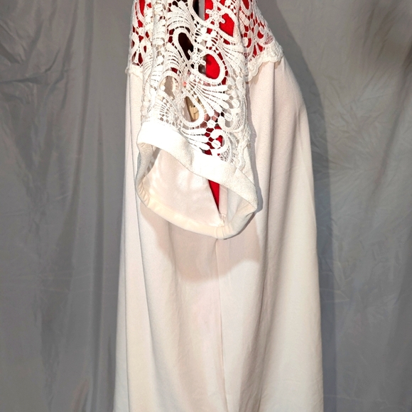 White lace shoulder top - Picture 2 of 4